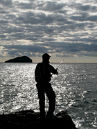 Pescatore alle prime luci del giorno