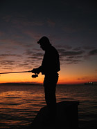 Pescatore notturno che recupera